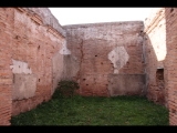 01469 ostia - regio ii - insula vi - casa dell'ercole bambino (ii,vi,3-4) - via della fontana - 2. raum von norden an der ostseite der casa - bli ri westen - 01-2024.jpg